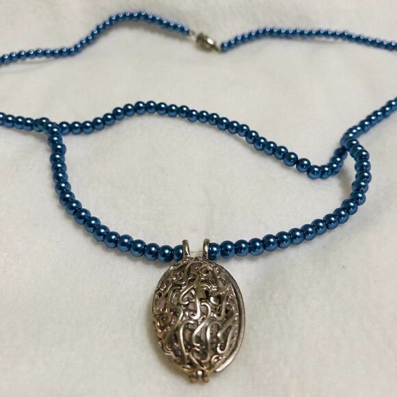 Oval Pendant Necklace - Picture 3 of 5